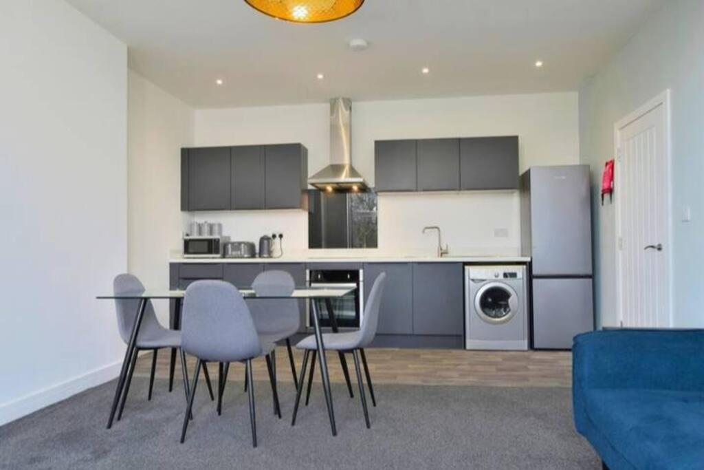 FREE PARKING - Beautiful 2-BR Flat in Manchester view 2