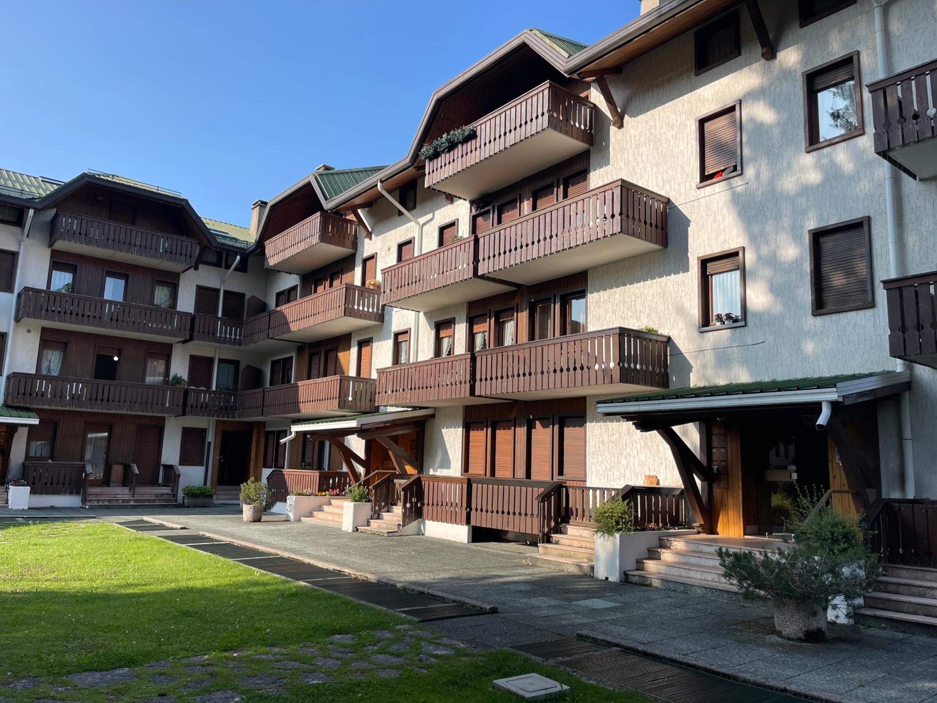 Appartamento per Famiglie in Centro ad Asiago con Posto Auto e Ampio Giardino view 3