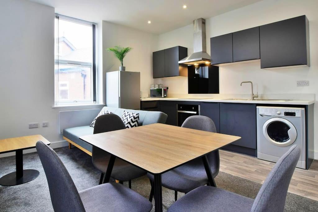 FREE PARKING - Charming 2-BR Flat near Salford Royal view 2