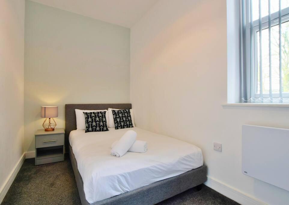FREE PARKING - Charming 2-BR Flat near Salford Royal view 3