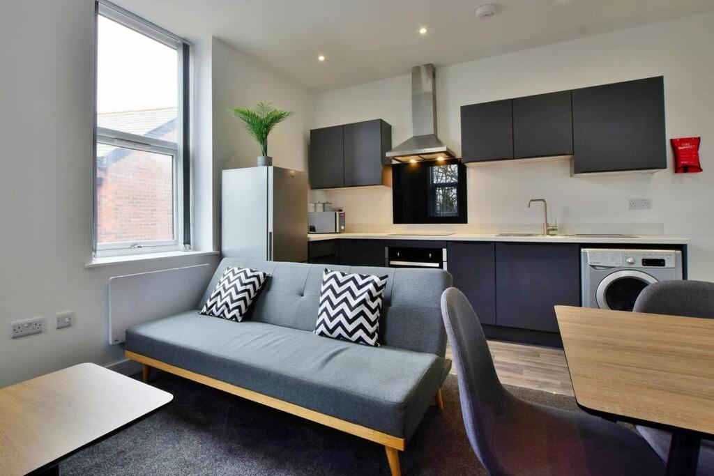 FREE PARKING - Charming 2-BR Flat near Salford Royal view 4