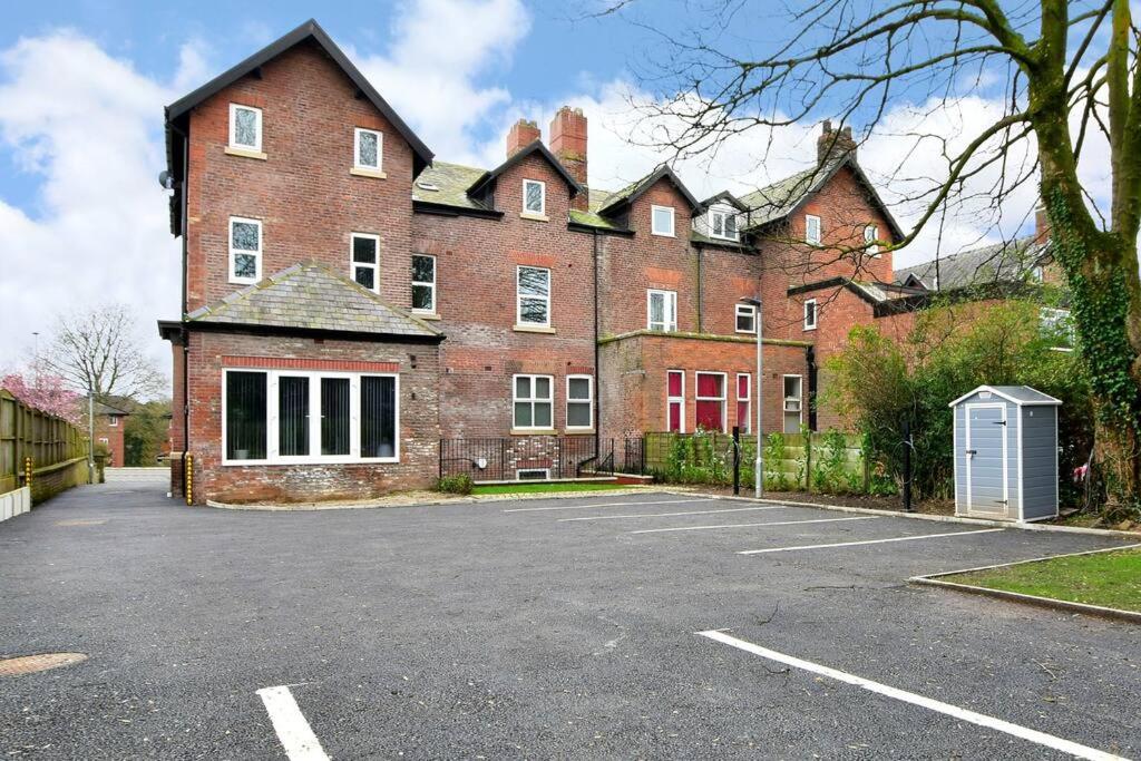 FREE PARKING - Charming 2-BR Flat near Salford Royal view 5