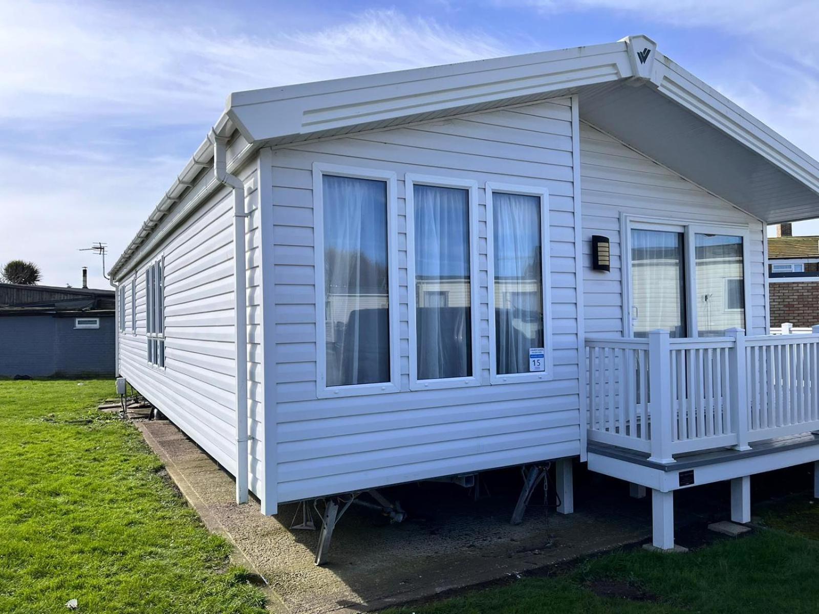 Beach Lodge - 5 minute walk to the sandy beach