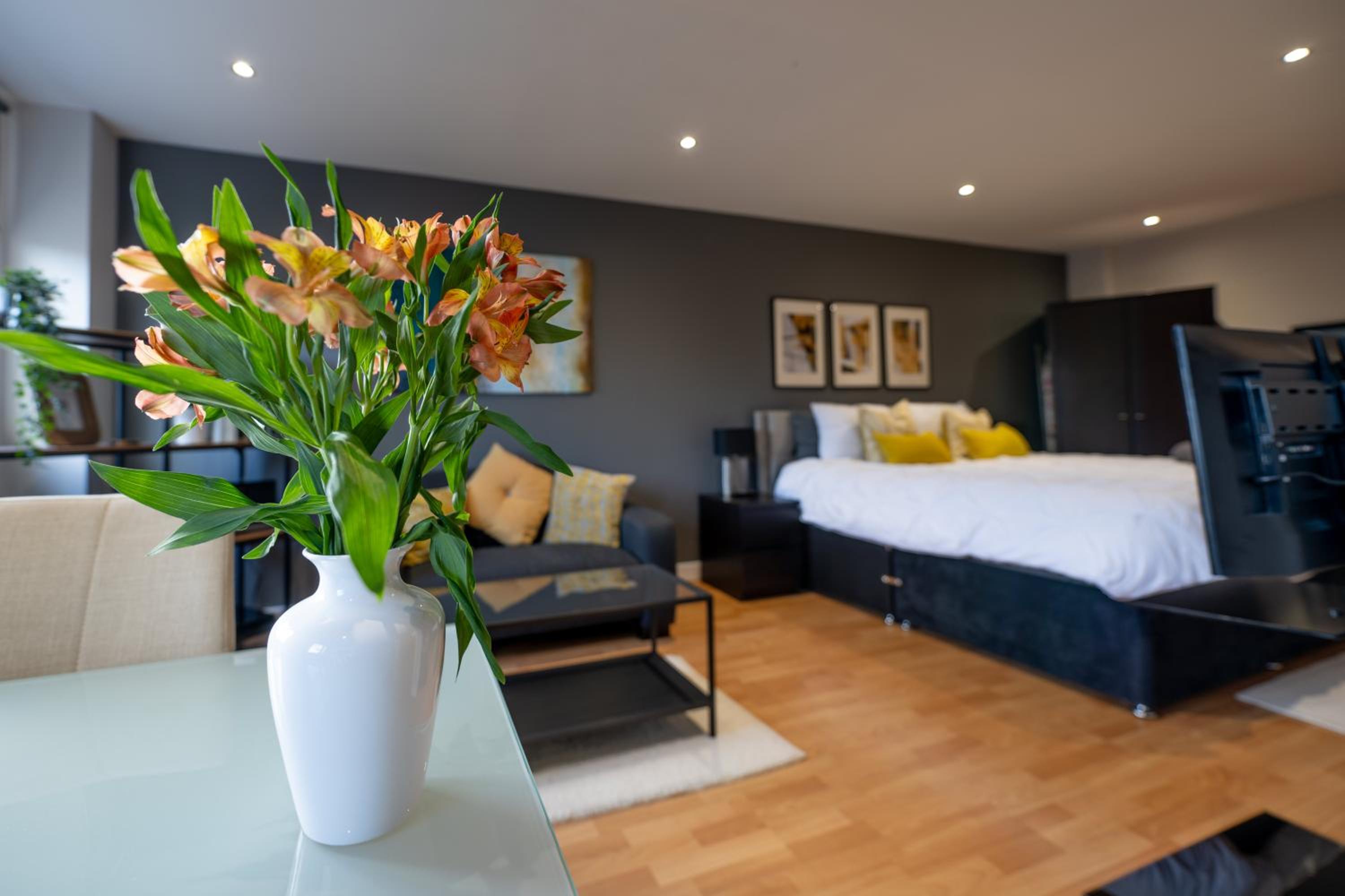 Perfectly Located City Centre Studio Apartment - West One with FREE WIFI, GYM ACCESS, NETFLIX view 3