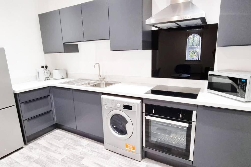 FREE PARKING - Cosy 2-BR Flat near Salford Royal view 4
