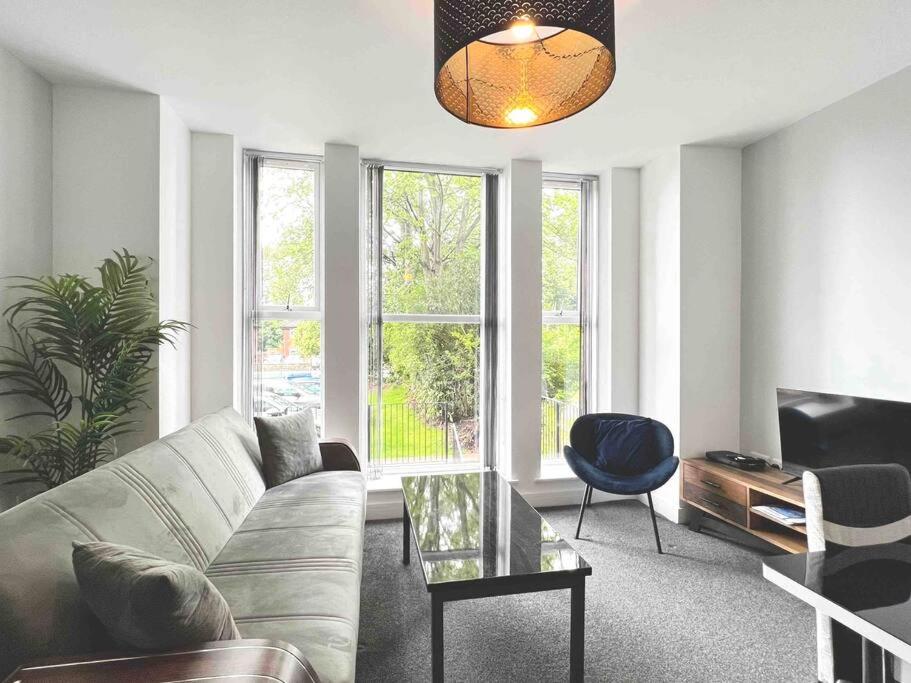 FREE PARKING - Cosy 2-BR Flat near Salford Royal view 3