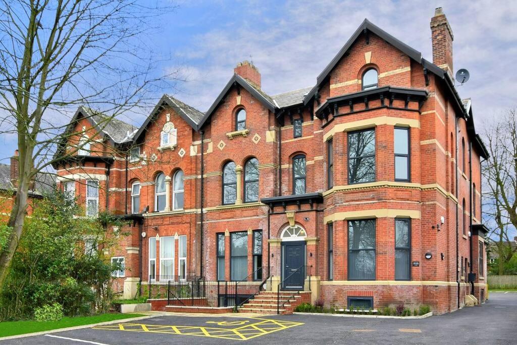FREE PARKING - Cosy 2-BR Flat near Salford Royal
