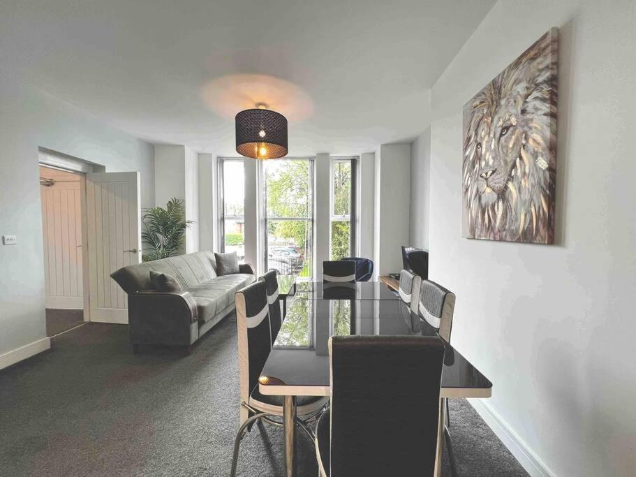 FREE PARKING - Cosy 2-BR Flat near Salford Royal view 5