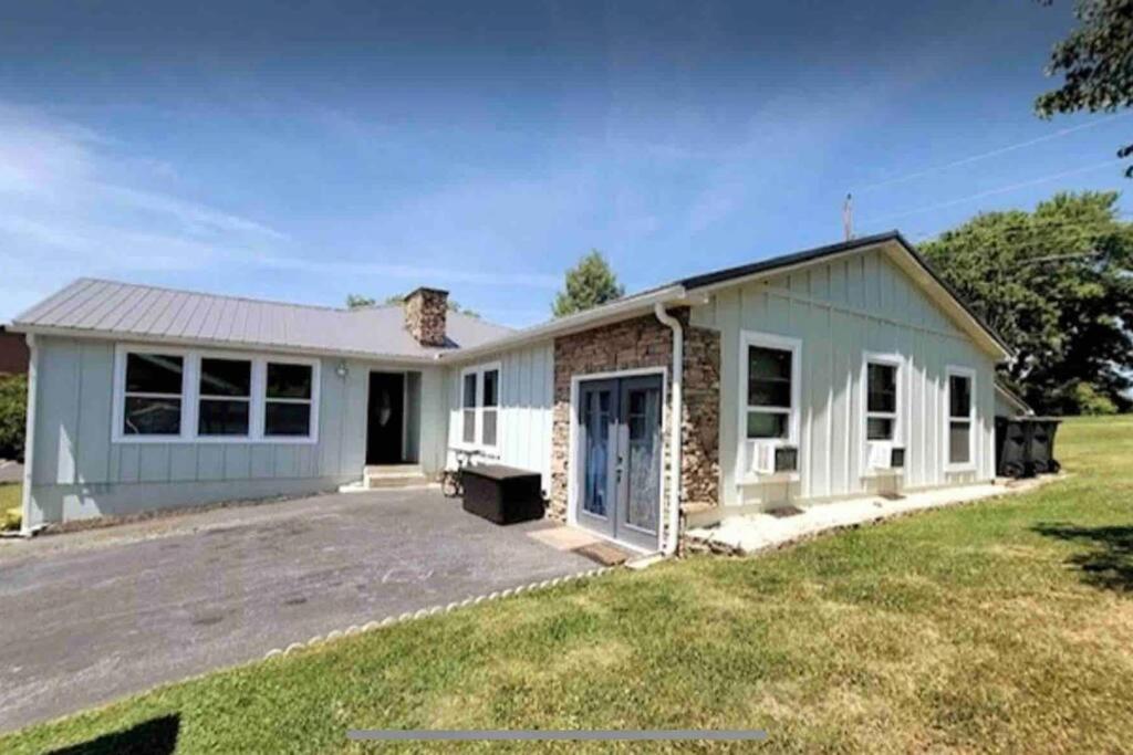 Large Home - Walking Distance to Parkway view 2