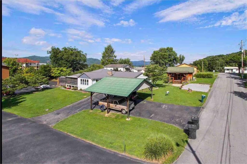 Large Home - Walking Distance to Parkway view 3
