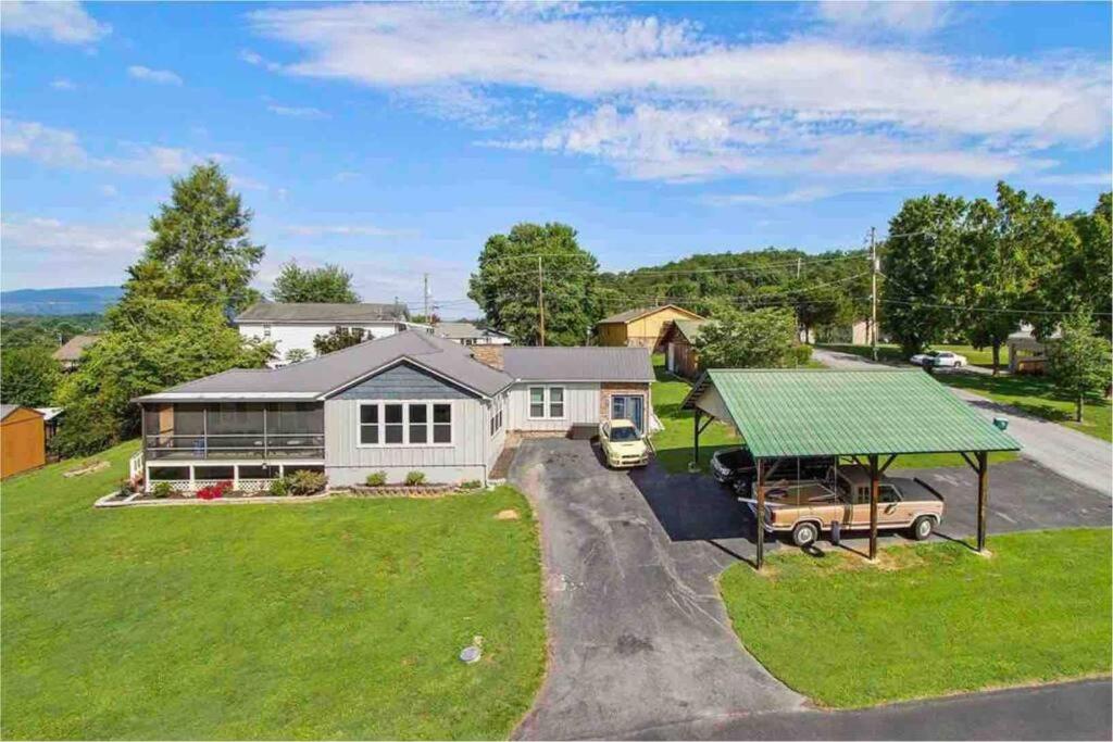 Large Home - Walking Distance to Parkway view 4