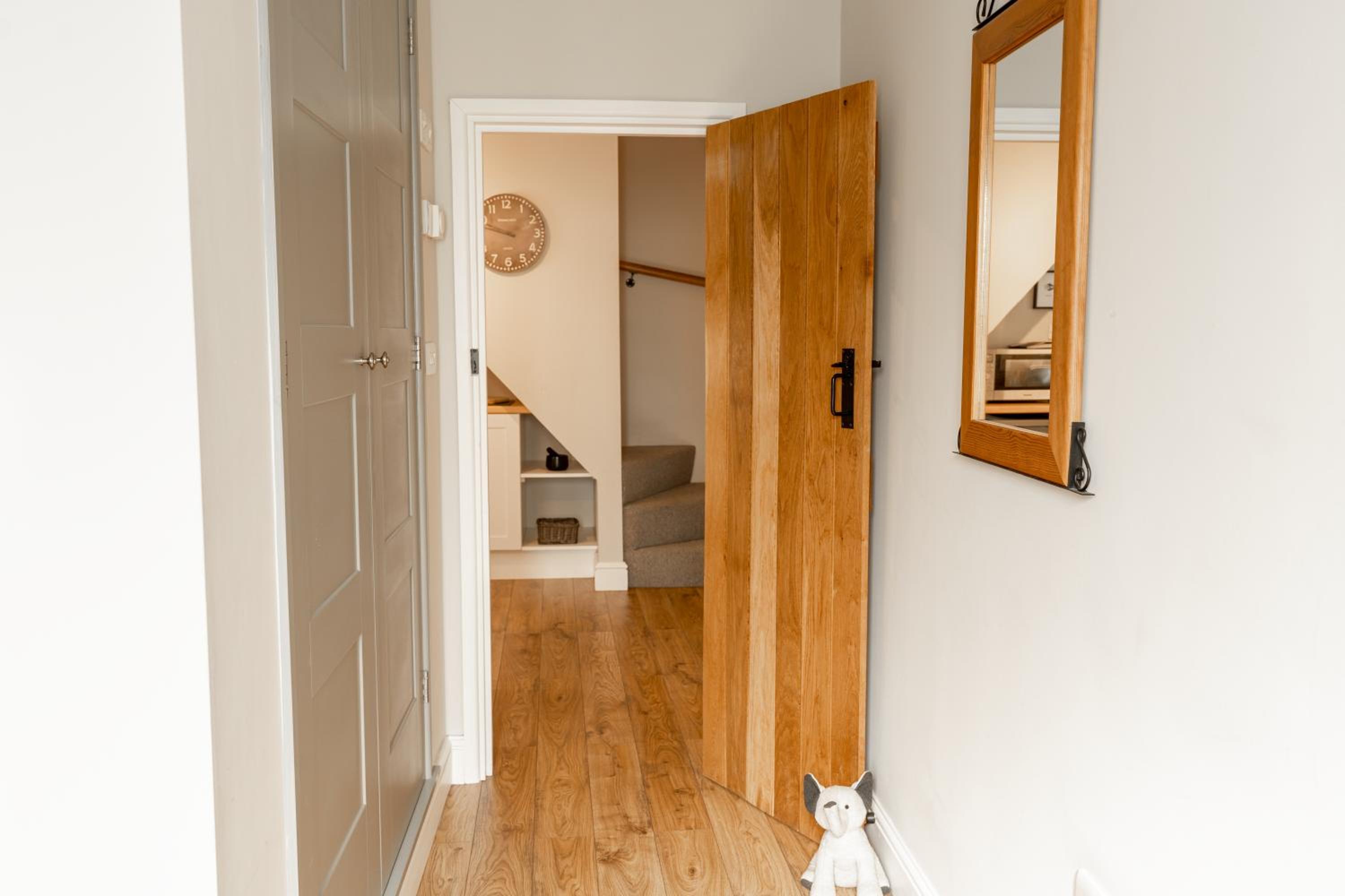 Charming Cottage close to Chester Garden Parking view 5