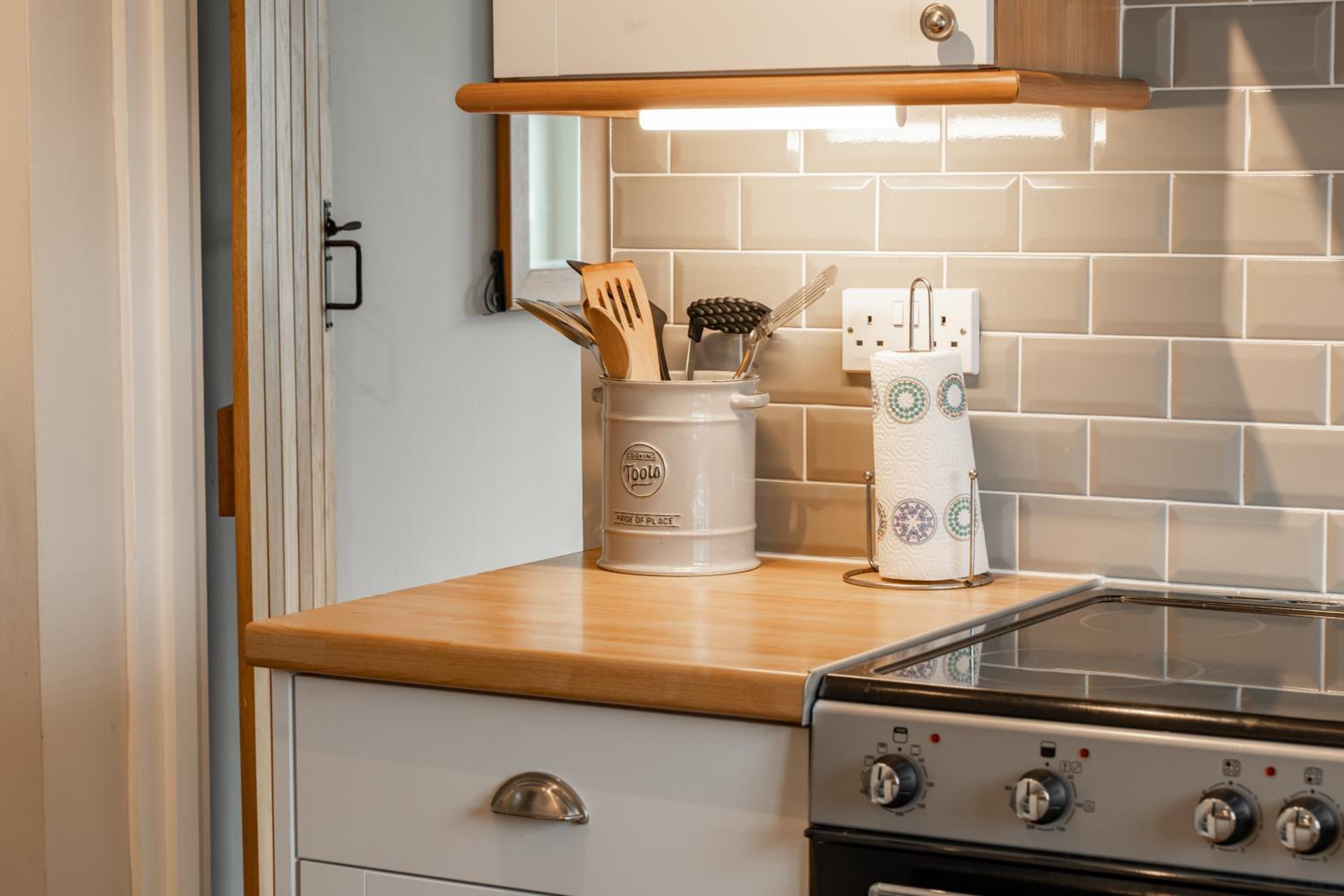 Charming Cottage close to Chester Garden Parking view 4