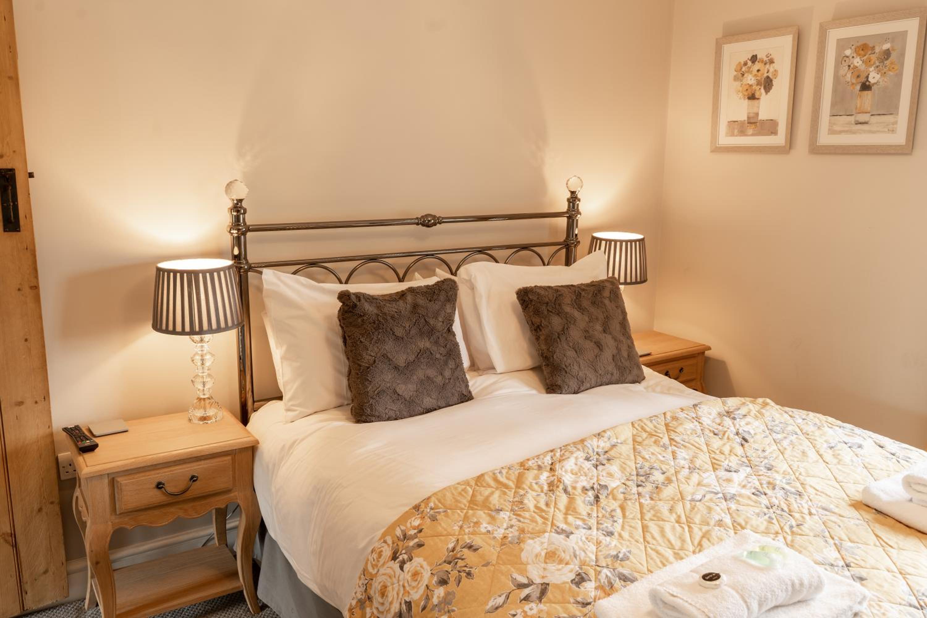 Charming Cottage close to Chester Garden Parking view 2