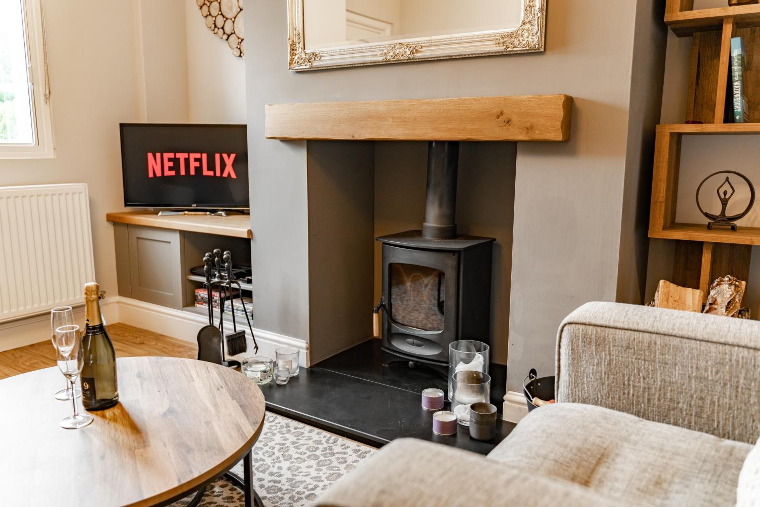 Charming Cottage close to Chester Garden Parking view 3