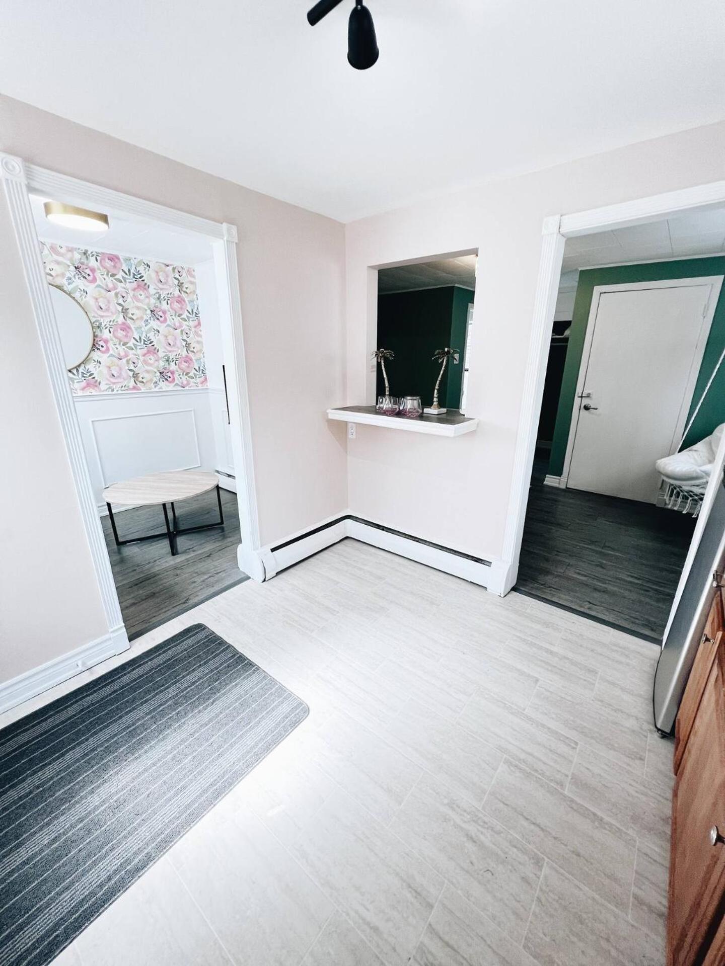 Cottage Feels in the City - Downtown Apartment & Backyard Bliss
