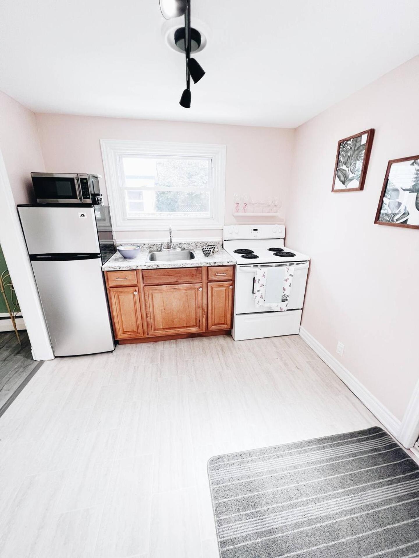 Cottage Feels in the City - Downtown Apartment & Backyard Bliss