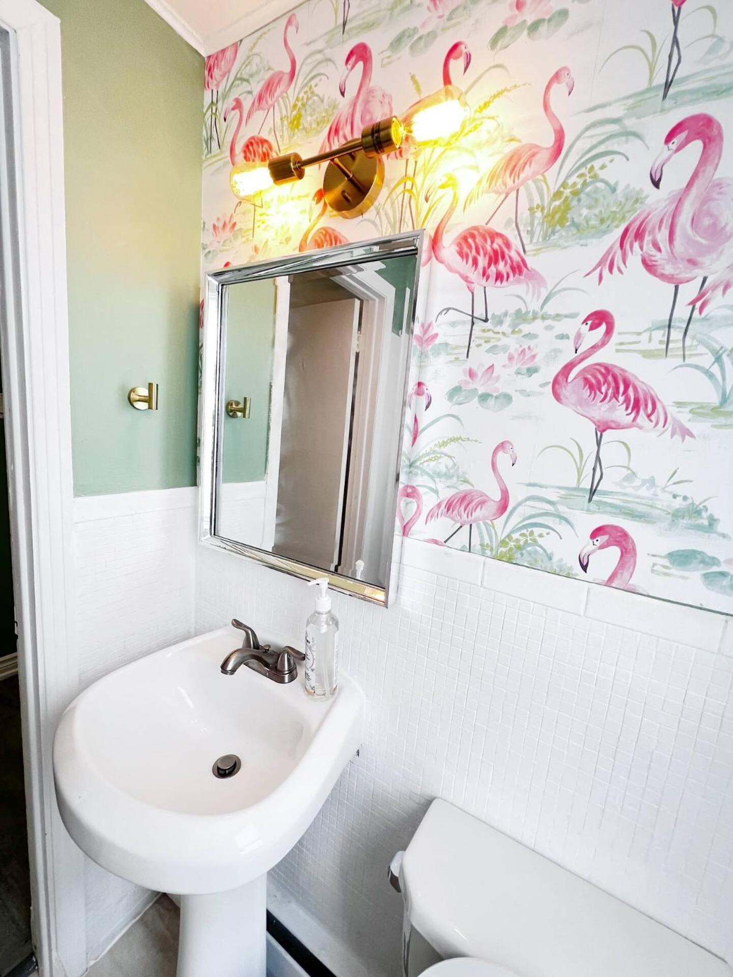 Cottage Feels in the City - Downtown Apartment & Backyard Bliss