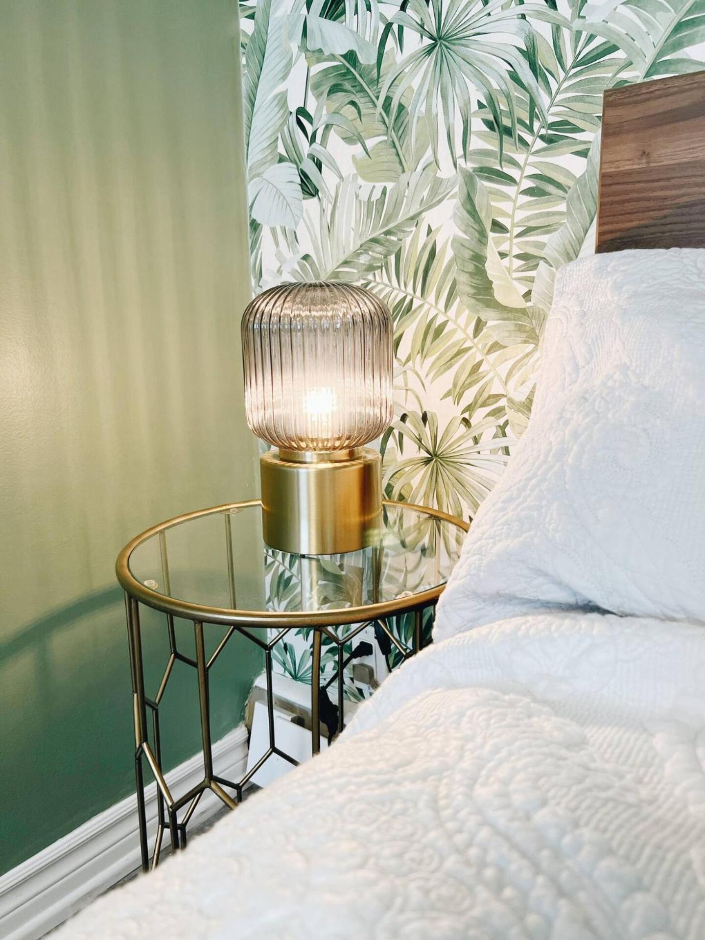 Cottage Feels in the City - Downtown Apartment & Backyard Bliss