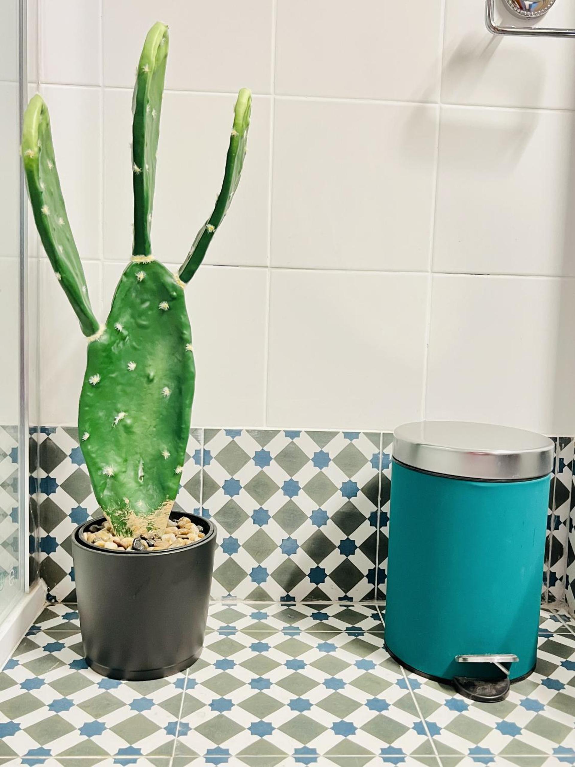 Brisa do mar en Costa da Caparica — bathroom