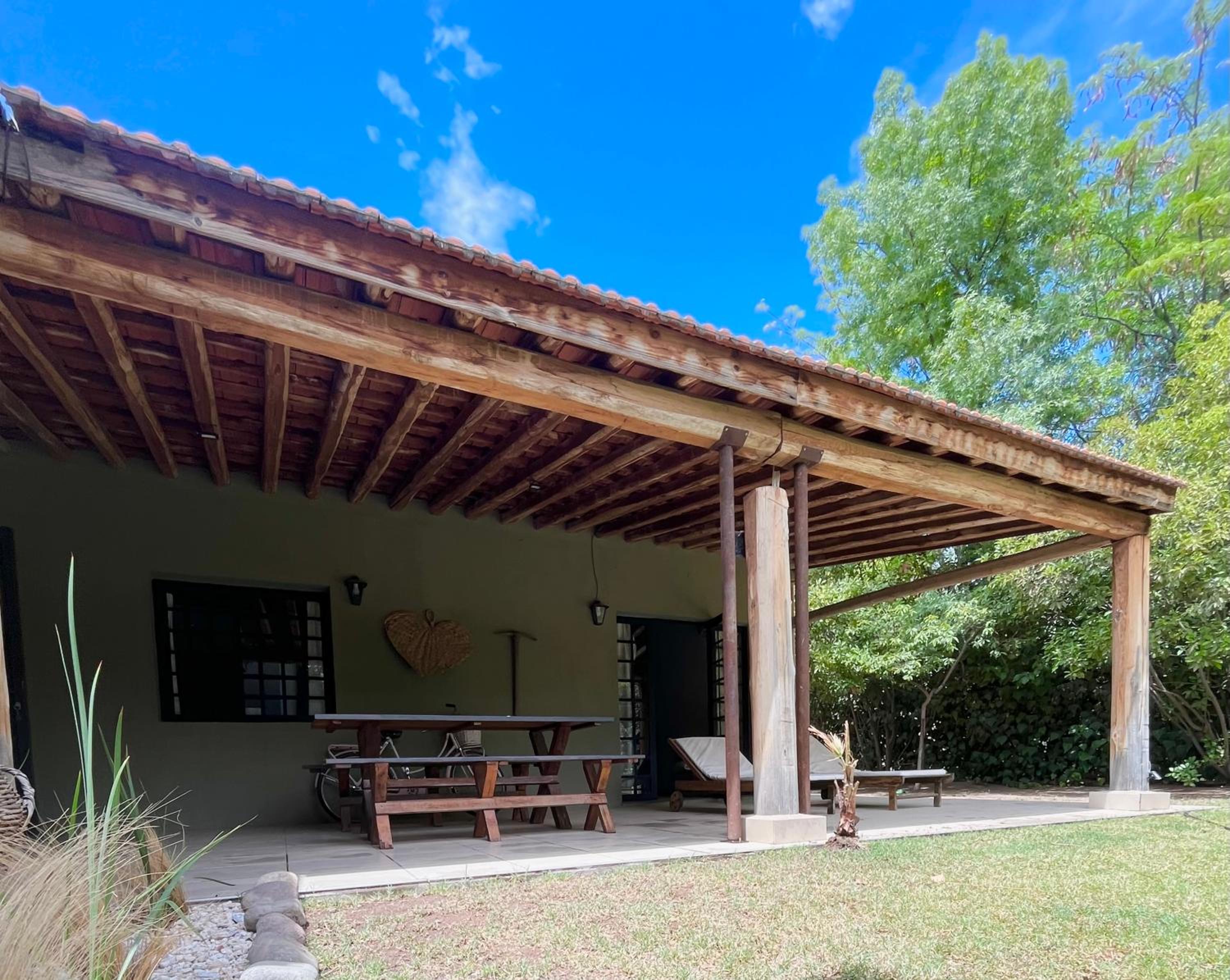 Casa en callejón privado en Chacras de Coria con bicicleta