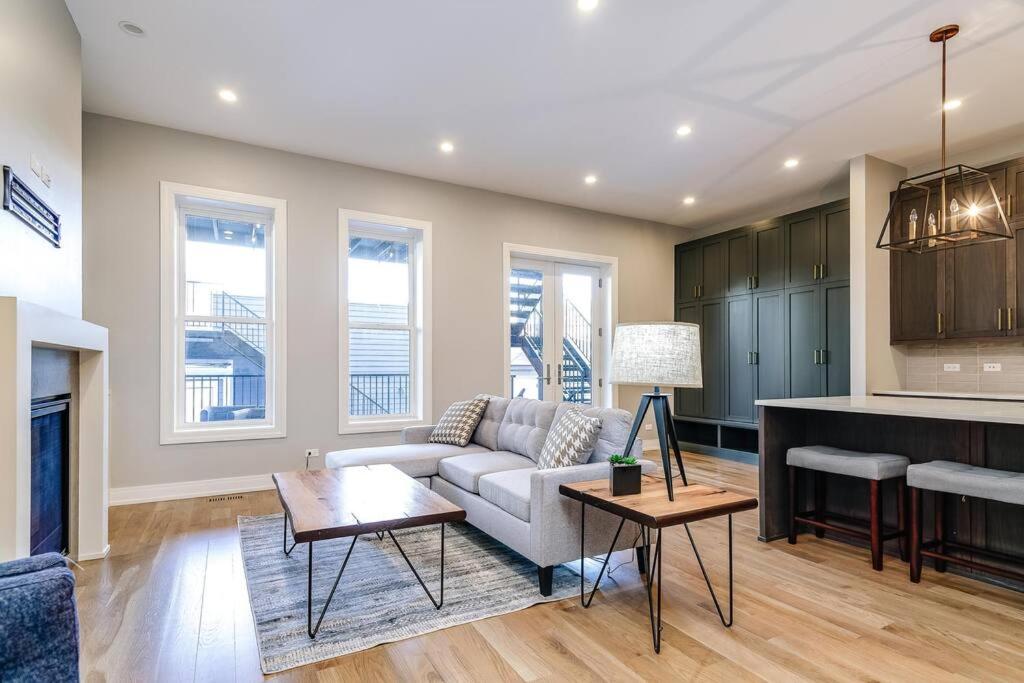 Immaculate Brand New Condo Downtown photo 4