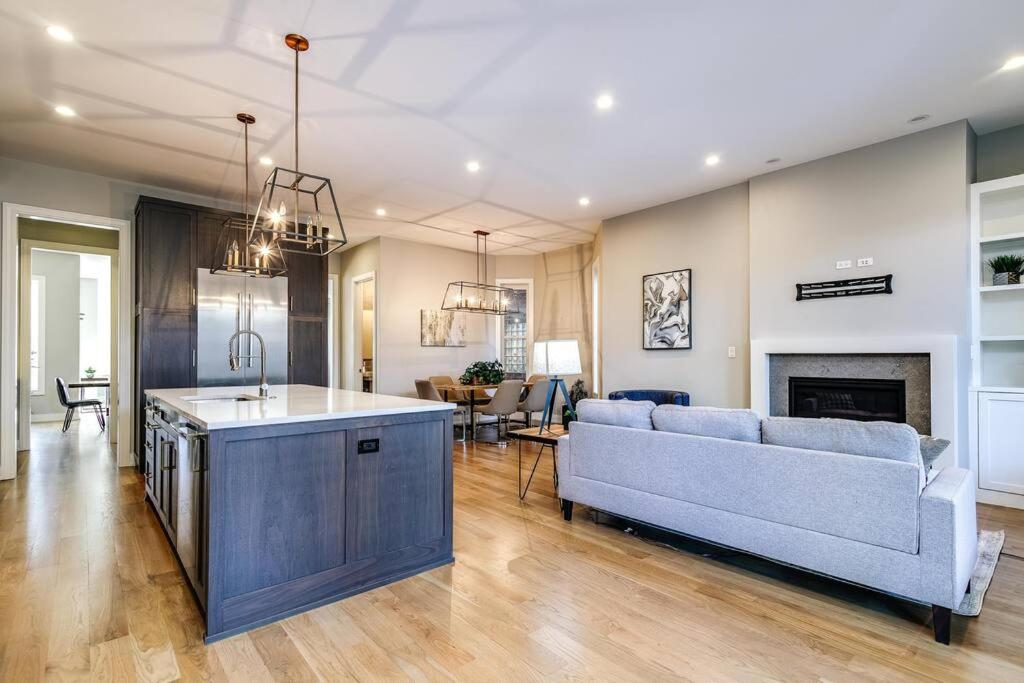 Immaculate Brand New Condo Downtown photo 2