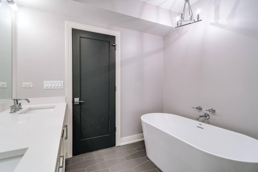 Immaculate Brand New Condo Downtown photo 3