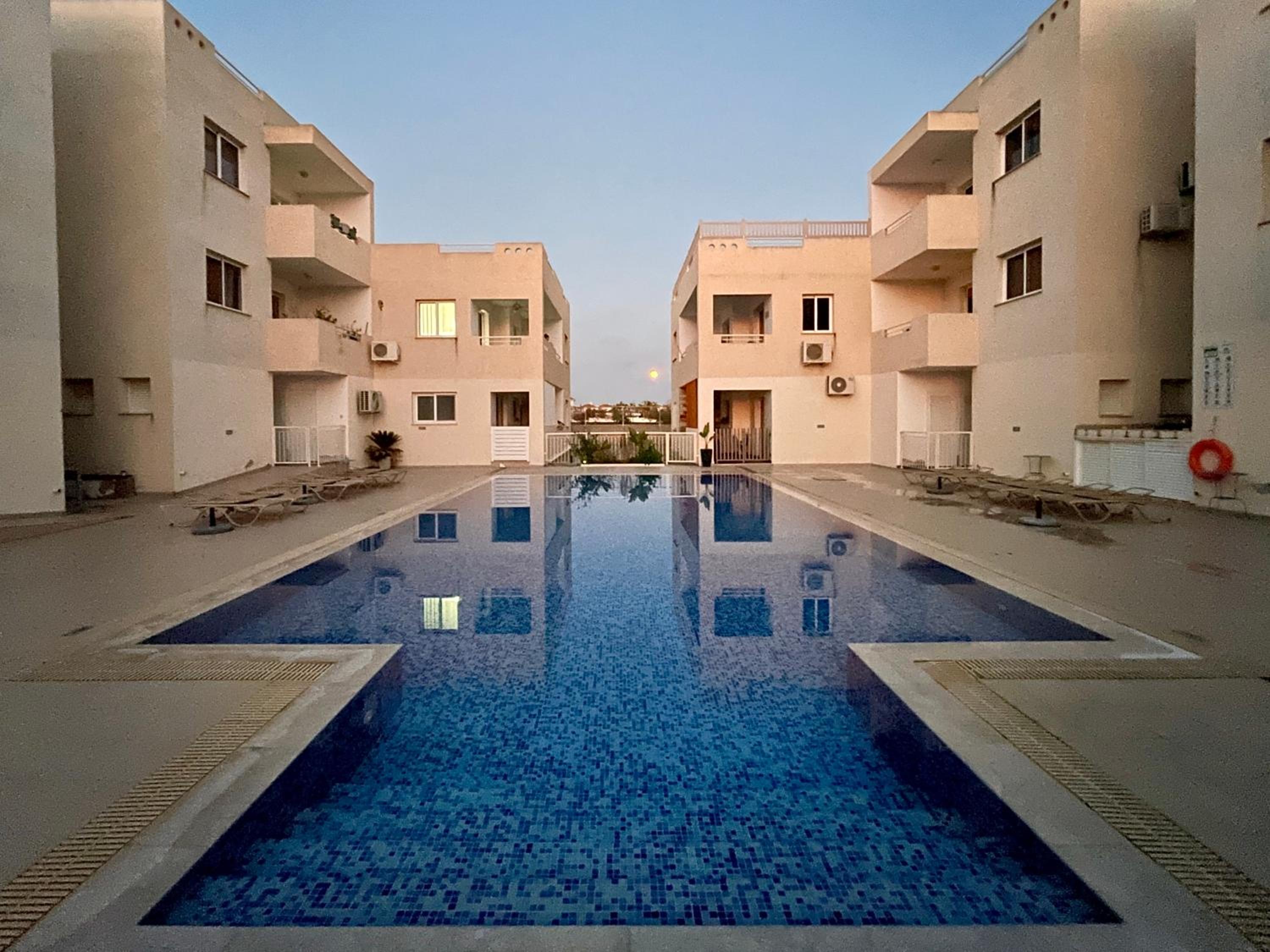 Creative 1br Pool view Apt with covered parking