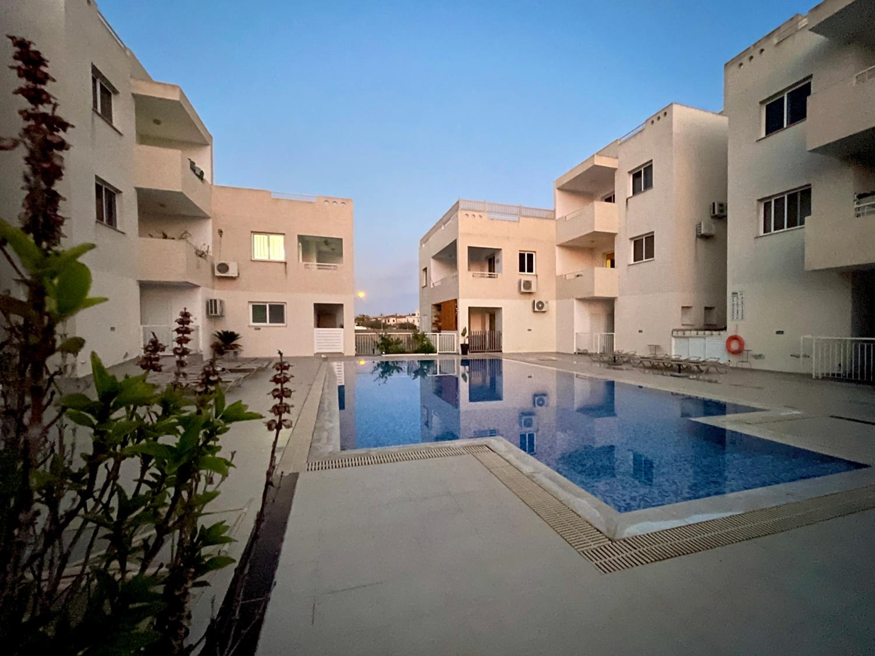 Creative 1br Pool view Apt with covered parking