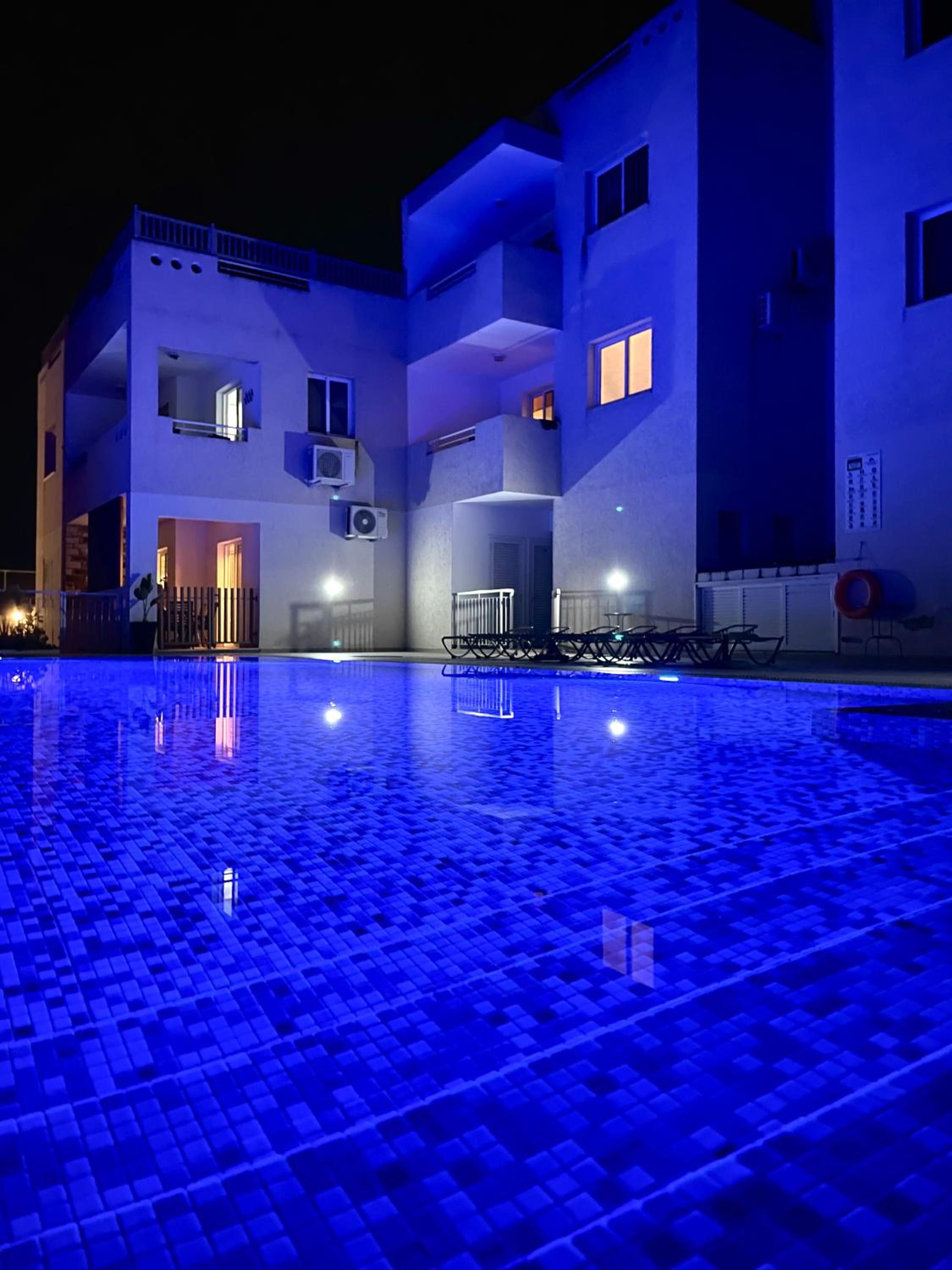 Creative 1br Pool view Apt with covered parking