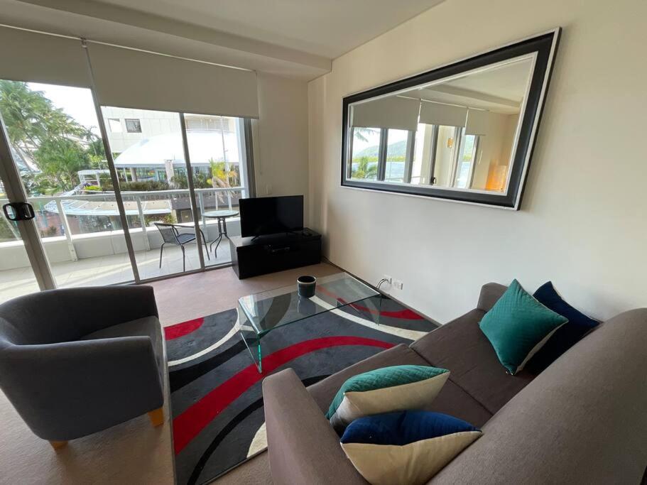Stunning Water View Apartment - Pool, Gym, Sauna.