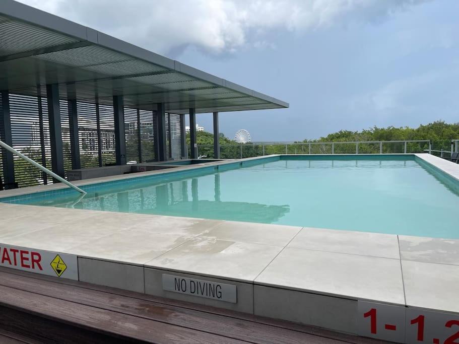 Stunning Water View Apartment - Pool, Gym, Sauna.