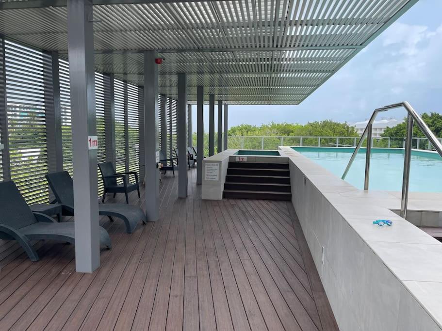 Stunning Water View Apartment - Pool, Gym, Sauna.