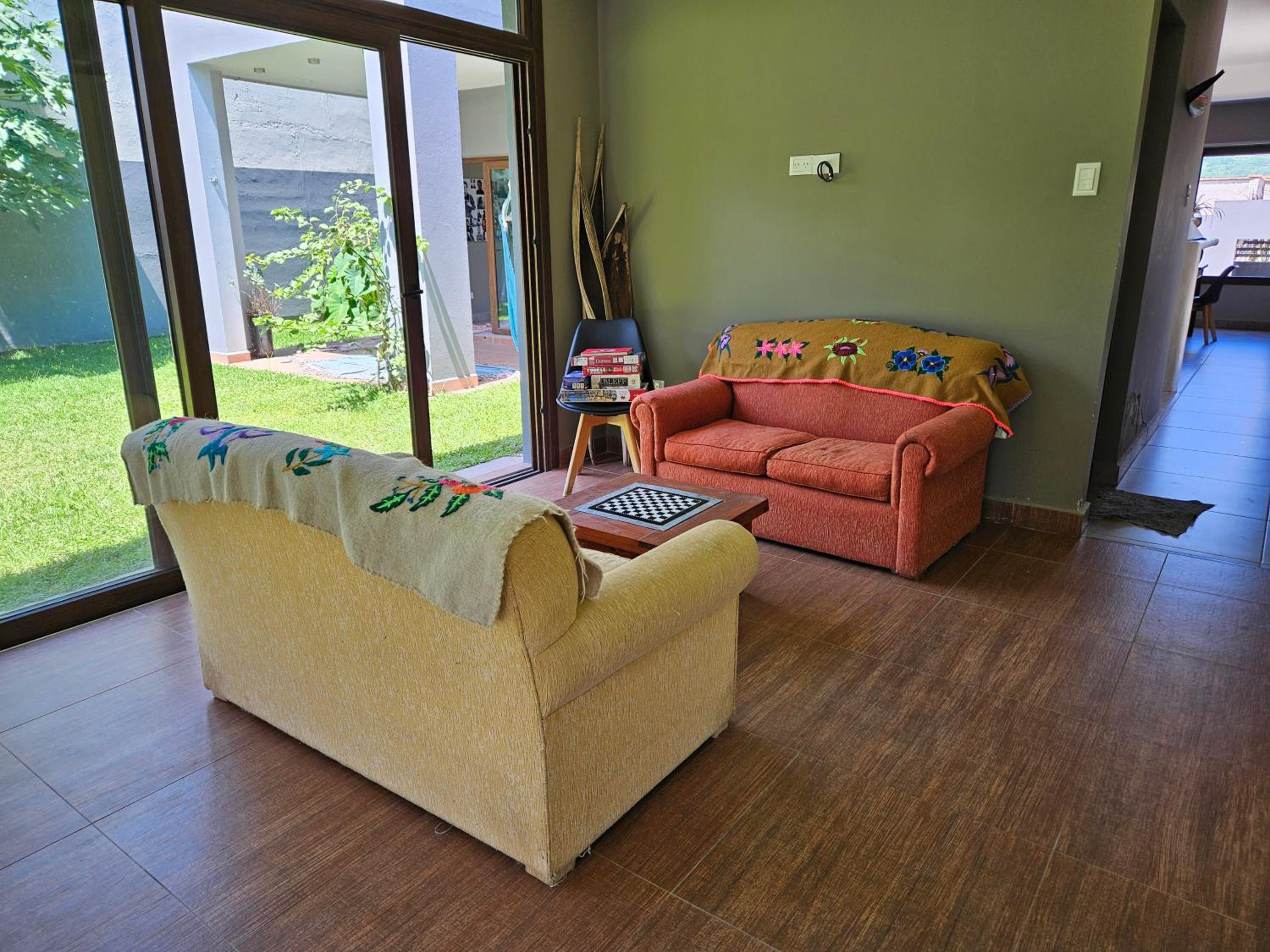 Casa Illia, hermosa casa de diseño en barrio Los Perales