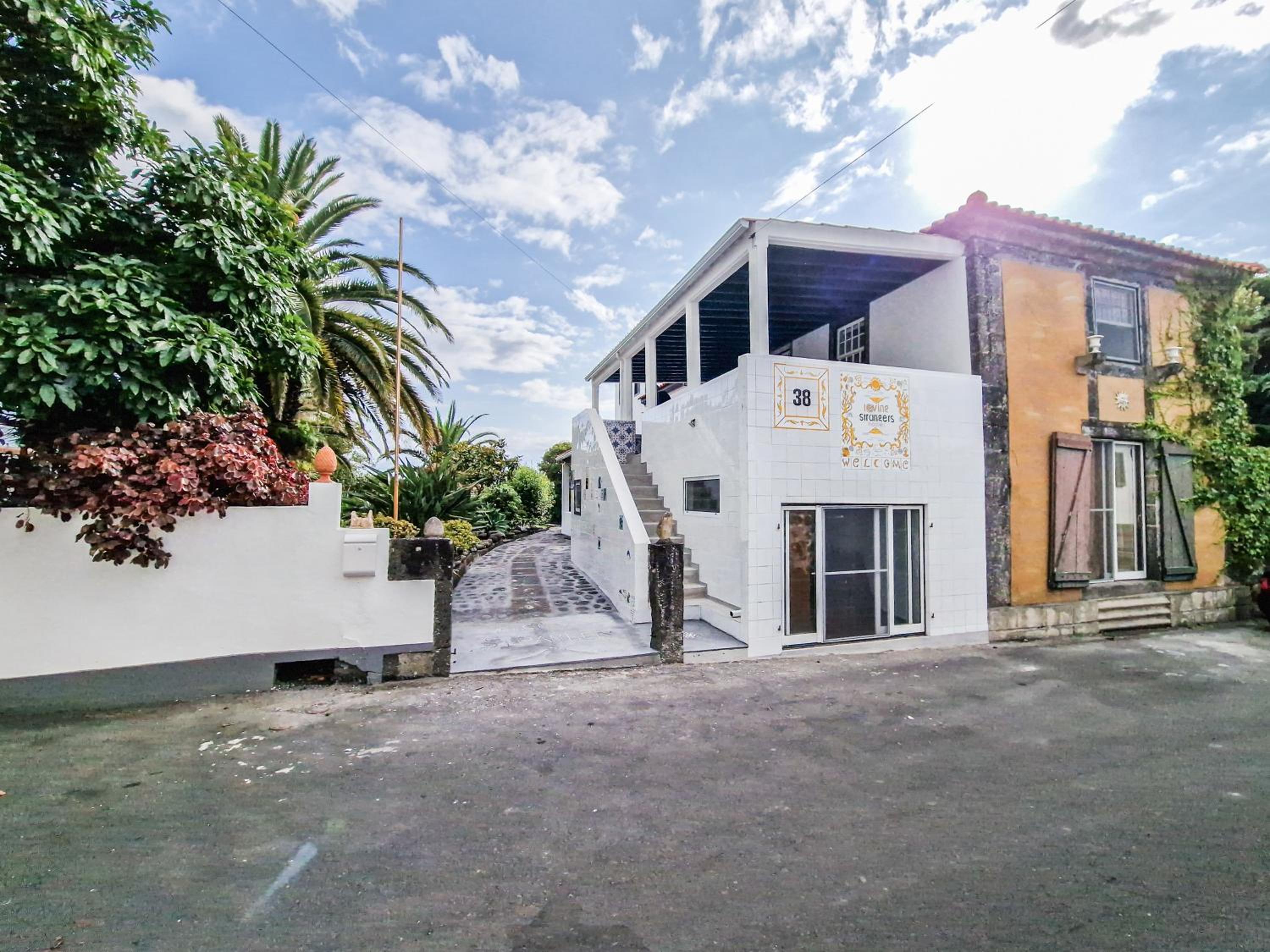 Hotel Loving Strangers Hostel - Image 1