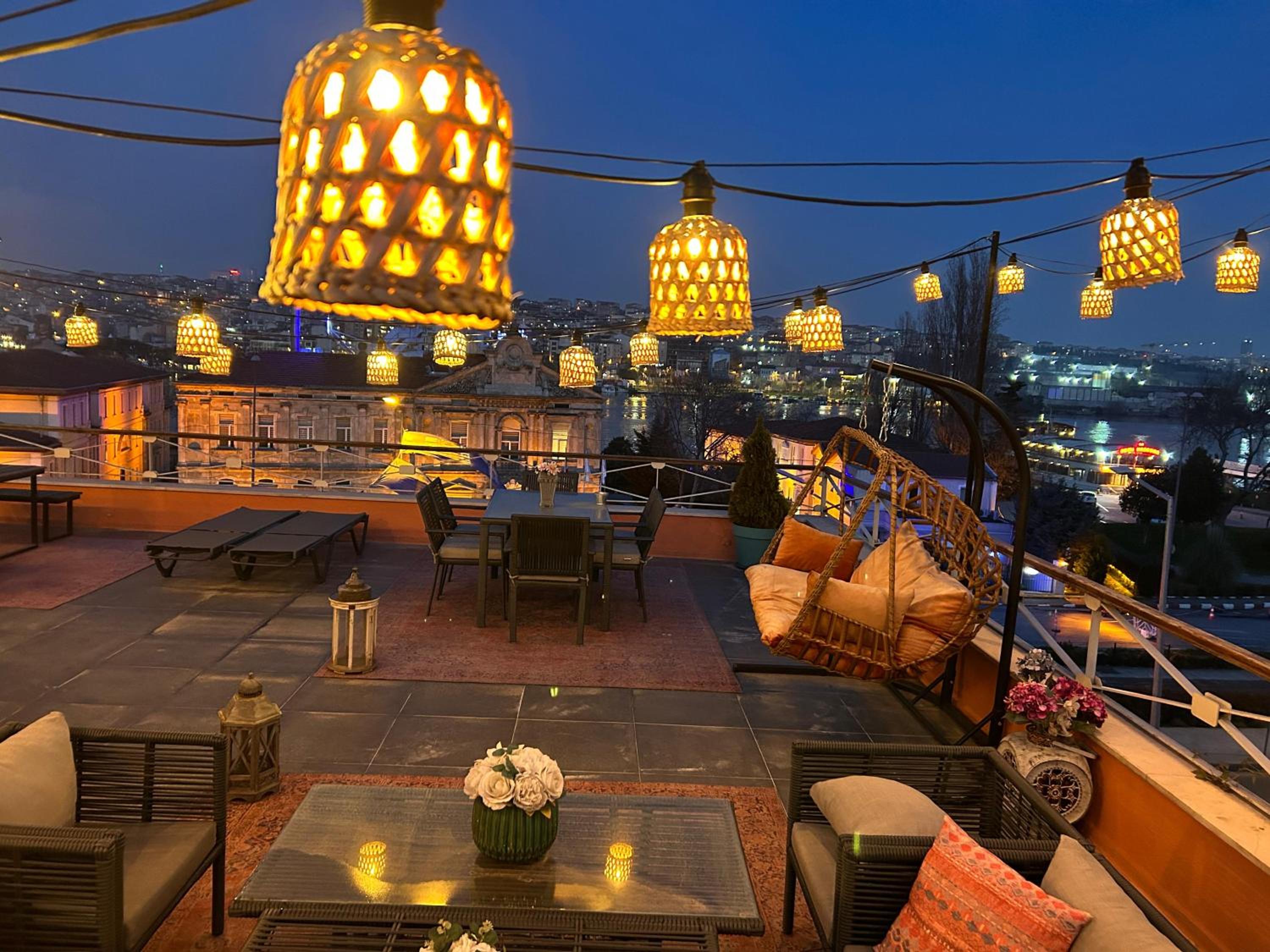 Waterfront Villa by the Tram - Private Terrace with Dome & Golden Horn View in Fatih