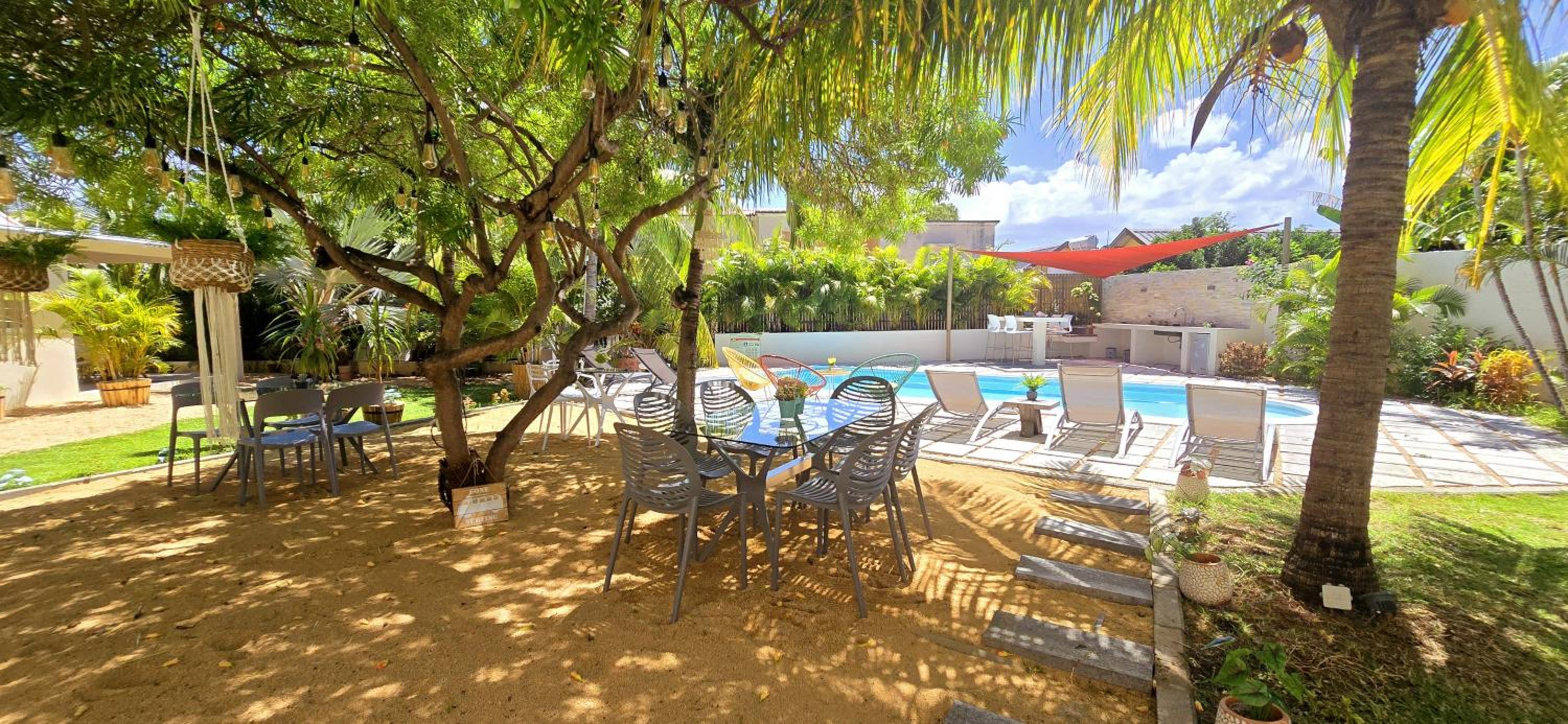 LAKAZ DEL SOL - Elegant apartments with luxurious garden, pool and barbecue area - Tourism Permit Certified photo 3