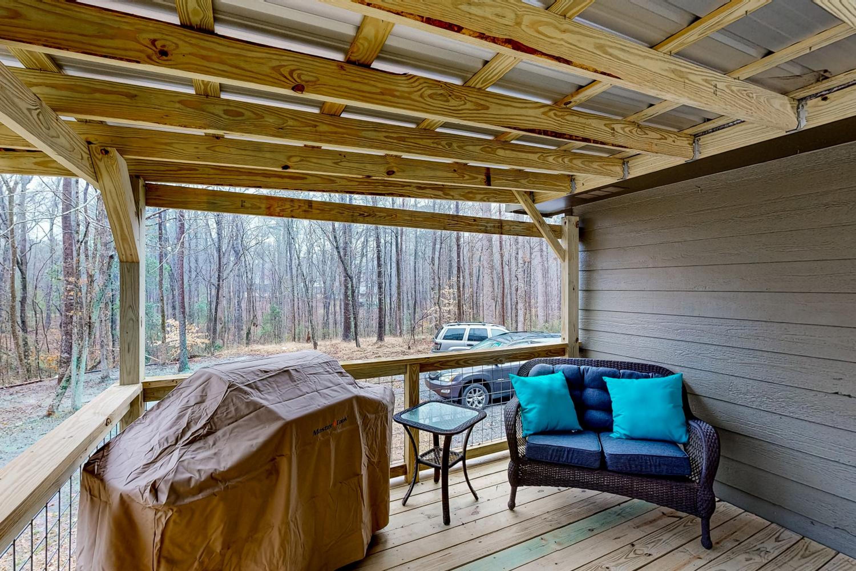 Dogs Welcome! Big Oak Hideaway Near Lake Martin