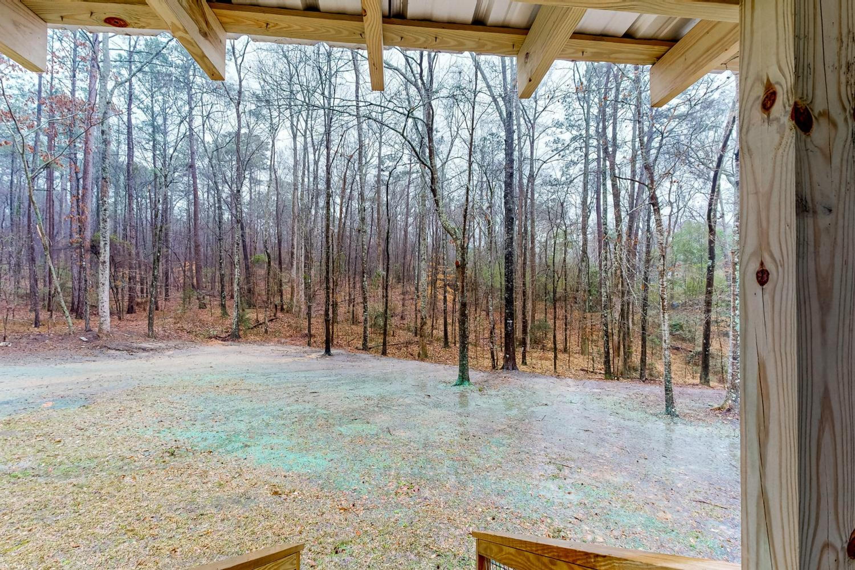 Dogs Welcome! Big Oak Hideaway Near Lake Martin