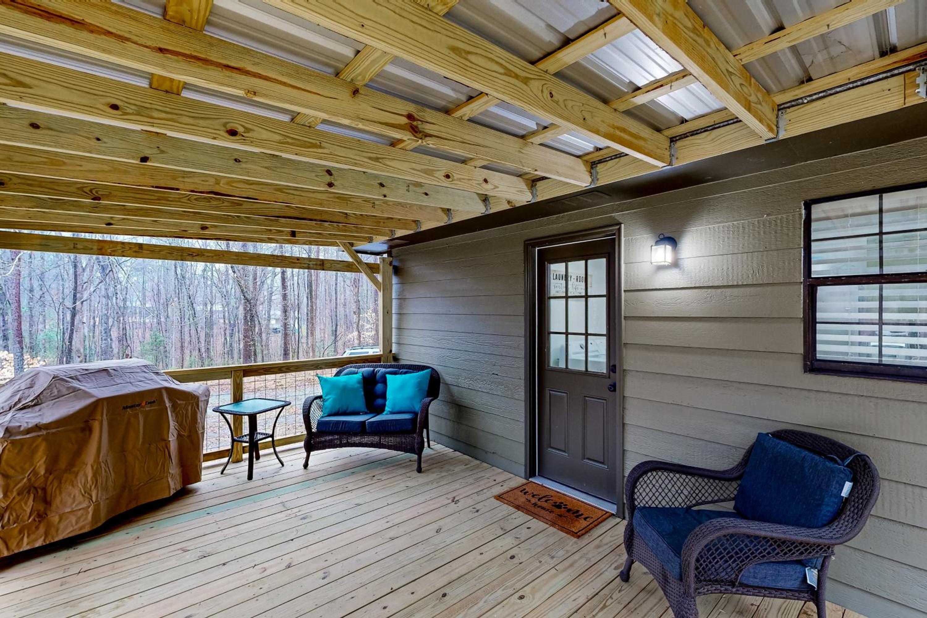 Dogs Welcome! Big Oak Hideaway Near Lake Martin