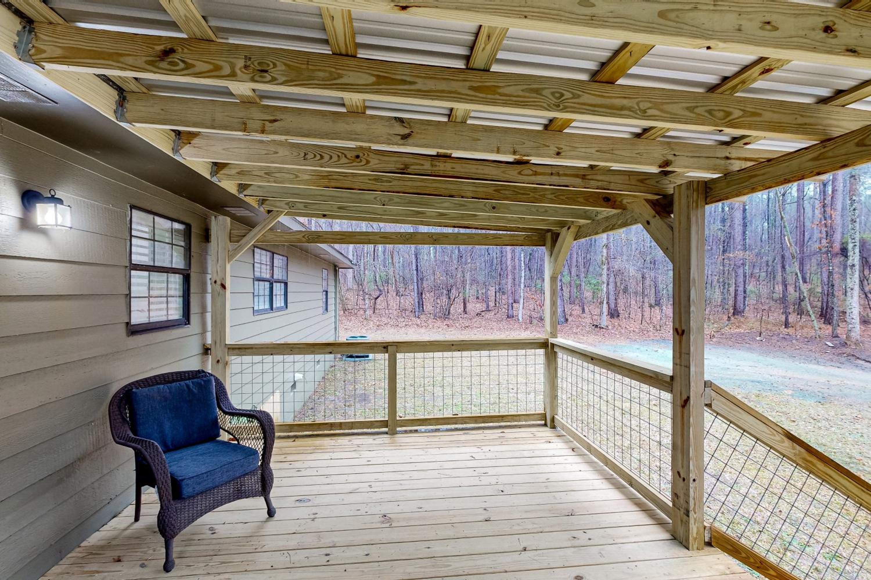 Dogs Welcome! Big Oak Hideaway Near Lake Martin