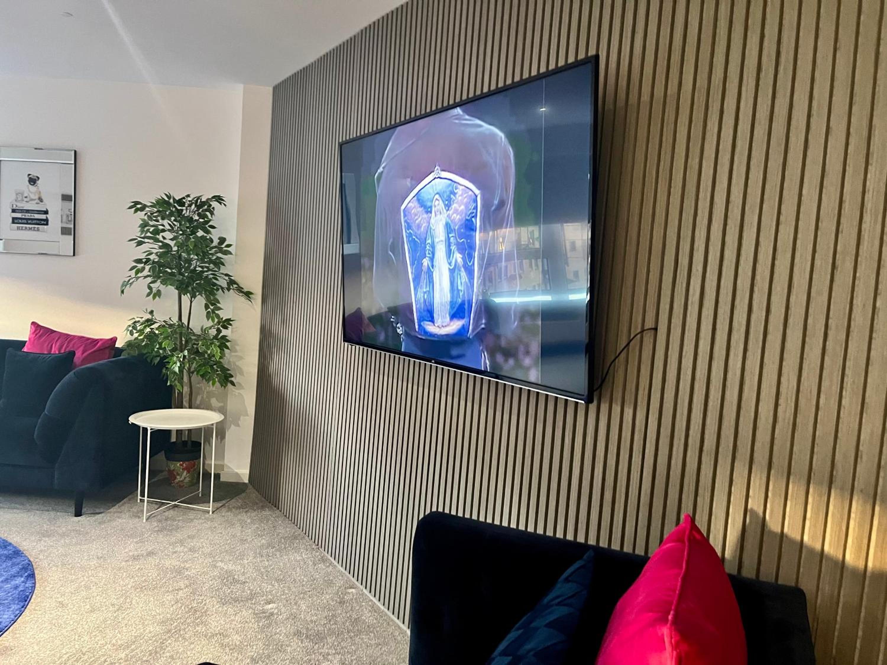 Glas Go Executive 2-Bedroom Apartment near OVO Hydro Free Parking view 5