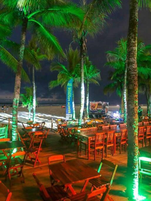 Ap Pé na areia! Vista incrível Sua família merece!