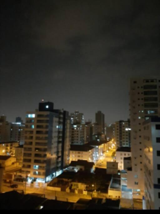 Ap Pé na areia! Vista incrível Sua família merece!
