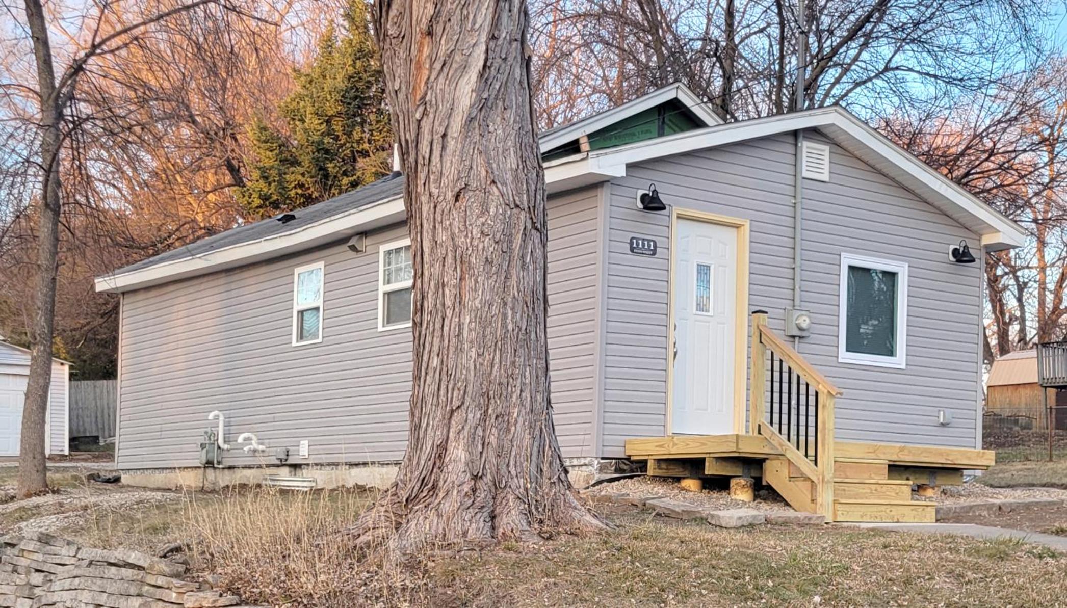 Pine Tree Corner Bungalow Near Airport and Downtown view 3