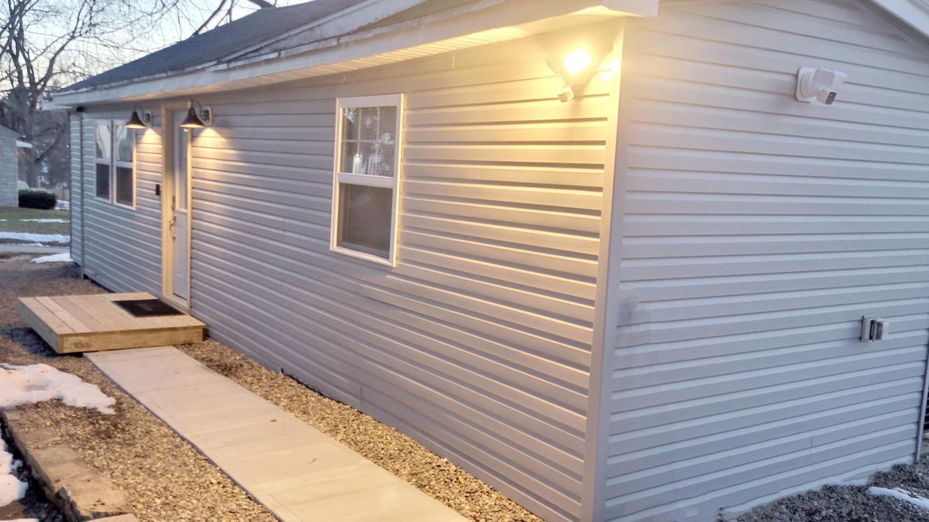 Pine Tree Corner Bungalow Near Airport and Downtown view 2