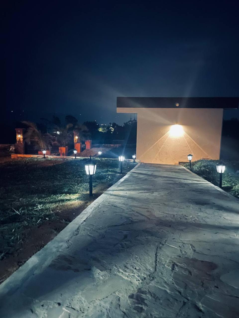 LUZ DE LUNA mesa de los santos house