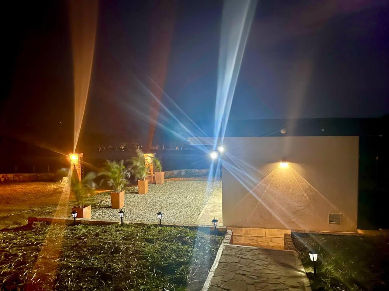 LUZ DE LUNA mesa de los santos house