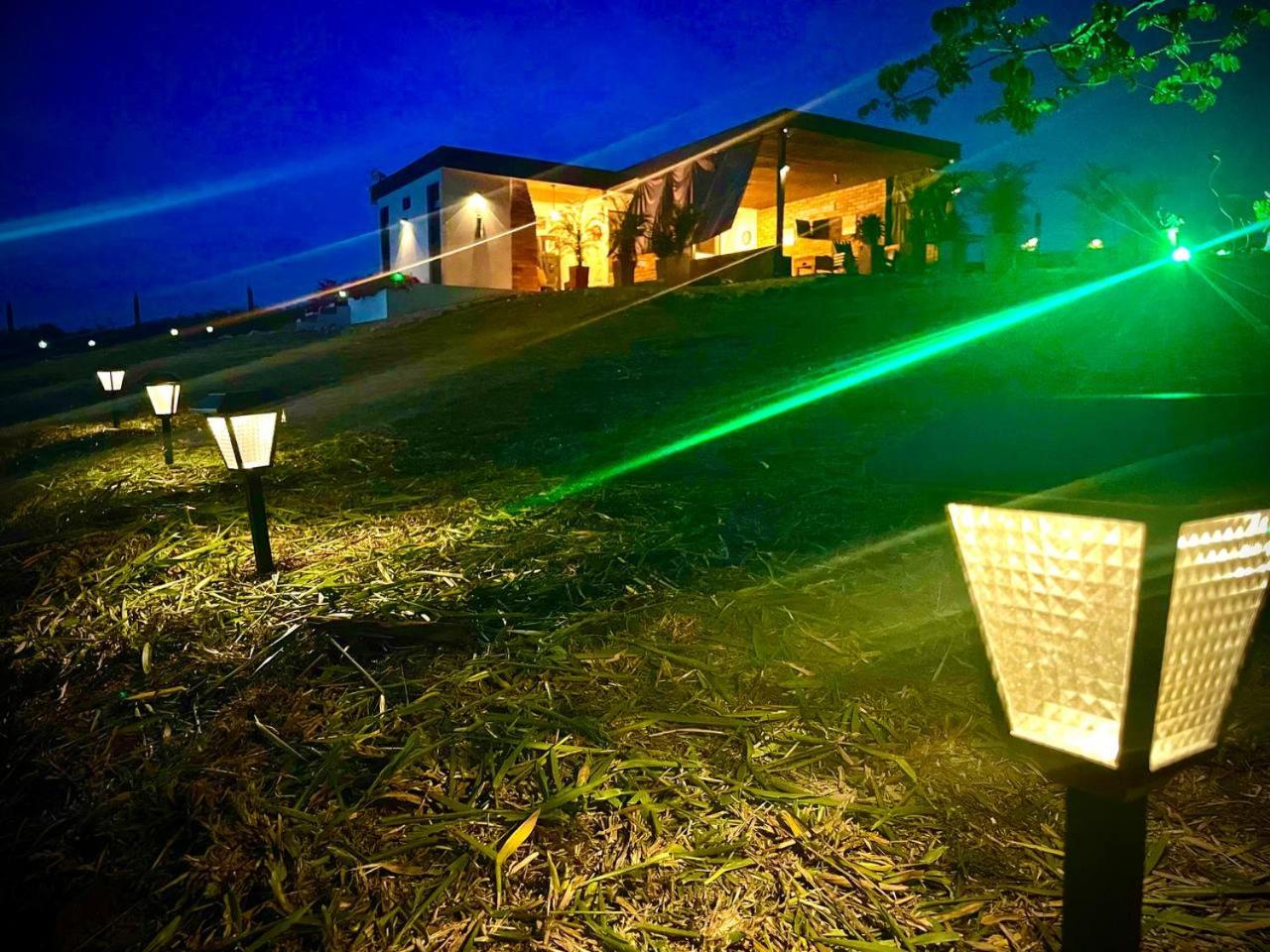 LUZ DE LUNA mesa de los santos house